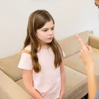 Menanggapi kritik anak bukan berarti kehilangan wibawa sebagai orangtua. Justru, dengan meresponsnya secara bijak, kita memberi teladan tentang bagaimana menerima masukan dan membangun komunikasi yang sehat di dalam keluarga. (foto/dok: freepik/peoplecreations)