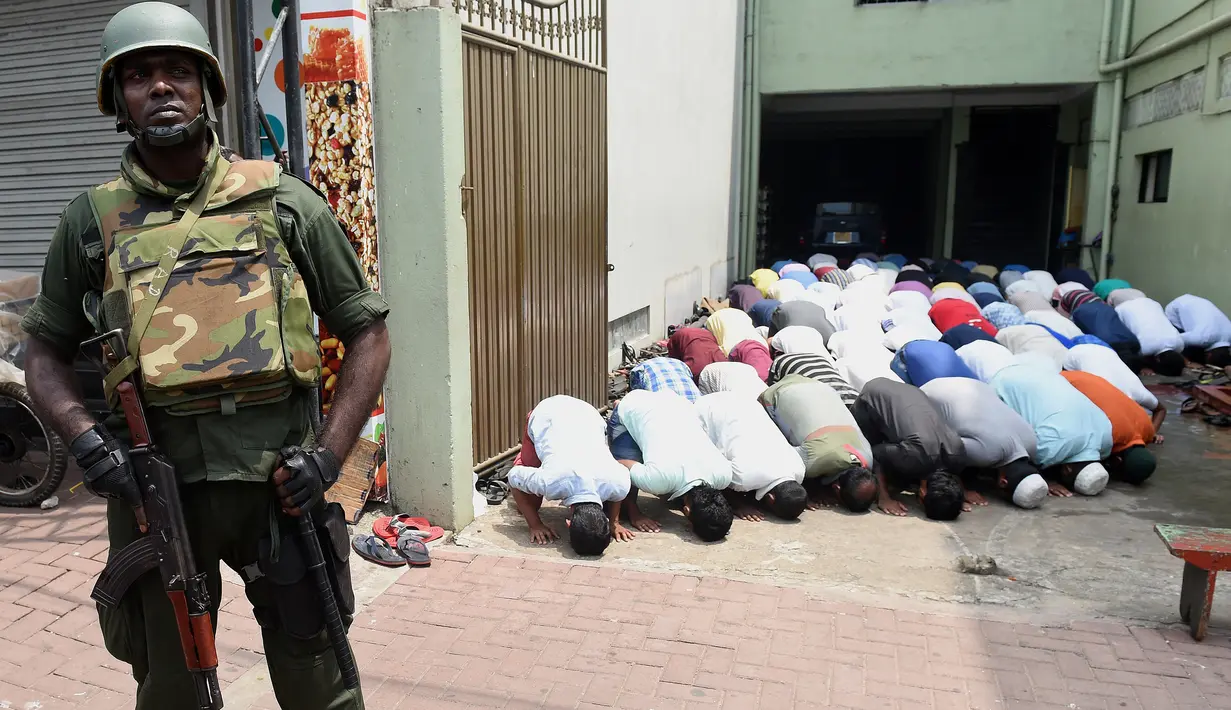 Seorang tentara mengamankan pelaksanaan salat Jumat di sebuah masjid di ibukota Sri Lanka, Kolombo, Jumat (9/3). Penjagaan dilakukan menyusul kekerasan anti-Muslim yang dikhawatirkan menyebar ke seluruh negeri. (ISHARA S.  KODIKARA/AFP)