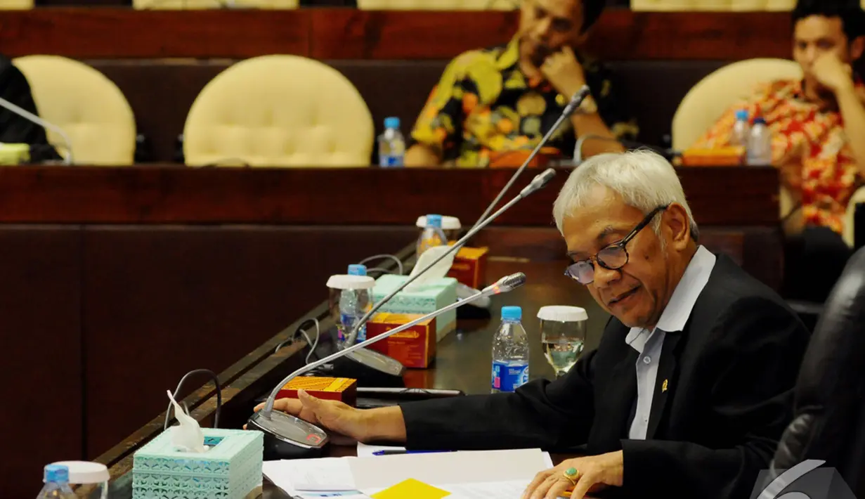 Wakil Ketua DPR RI Agus Hermanto memimpin rapat pemilihan ketua dan wakil ketua Komisi V, Jakarta, Kamis (30/10/2014). (Liputan6.com/Andrian M Tunay)