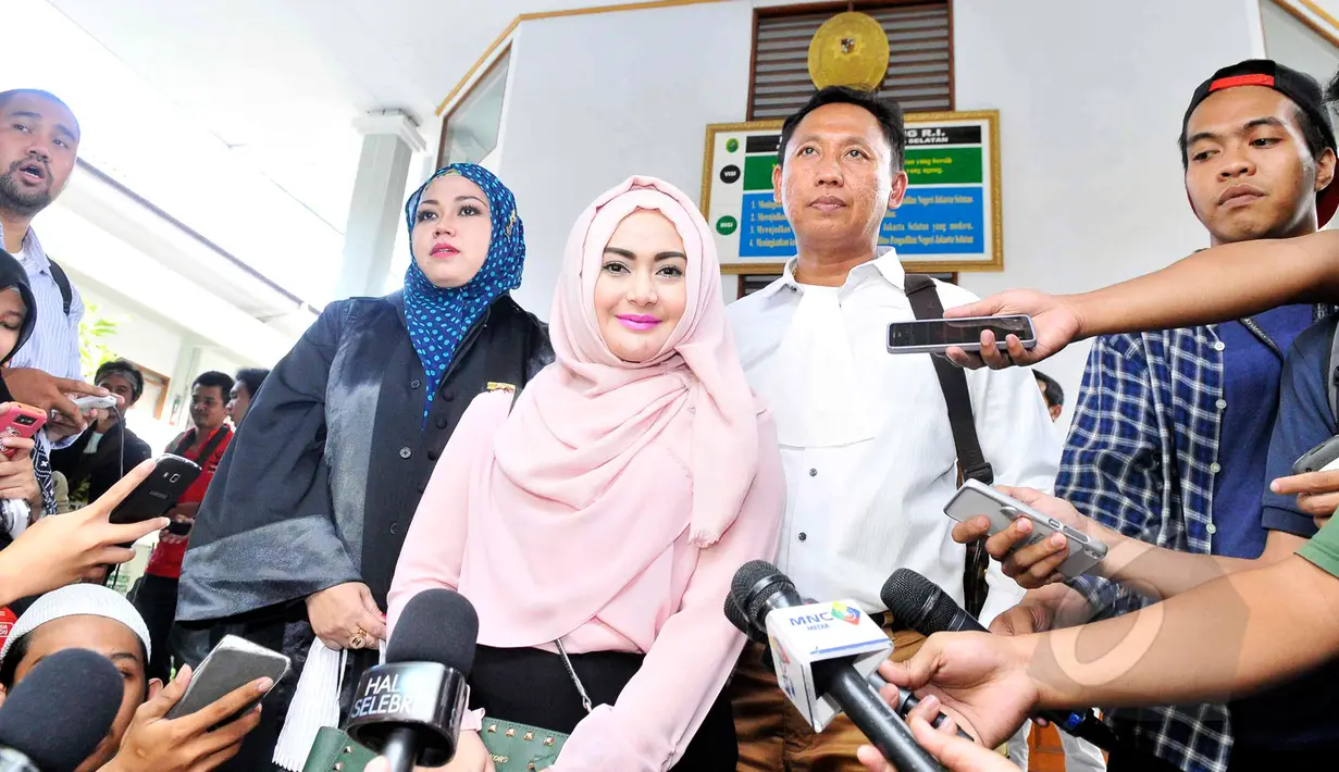 Eddies Adelia seusai menjalani persidangan di Pengadilan Negeri Jakarta Selatan, Rabu (28/4/2015). Majelis Hakim PN Jaksel menjatuhkan vonis kepada terdakwa kasus pencucian uang, Eddies Adelia dengan hukuman tiga bulan penjara (Liputan6.com/Panji Diksana)