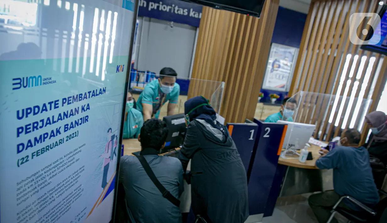 Calon penumpang melakukan pembatalan perjalanan kereta api di Stasiun Pasar Senen di Jakarta, Senin (22/2/2021). Pada Stasiun Pasar Senen tujuh kereta api akibat perawatan pada sejumlah lintasan rel kereta api yang terendam banjir. (Liputan6.com/Faizal Fanani)