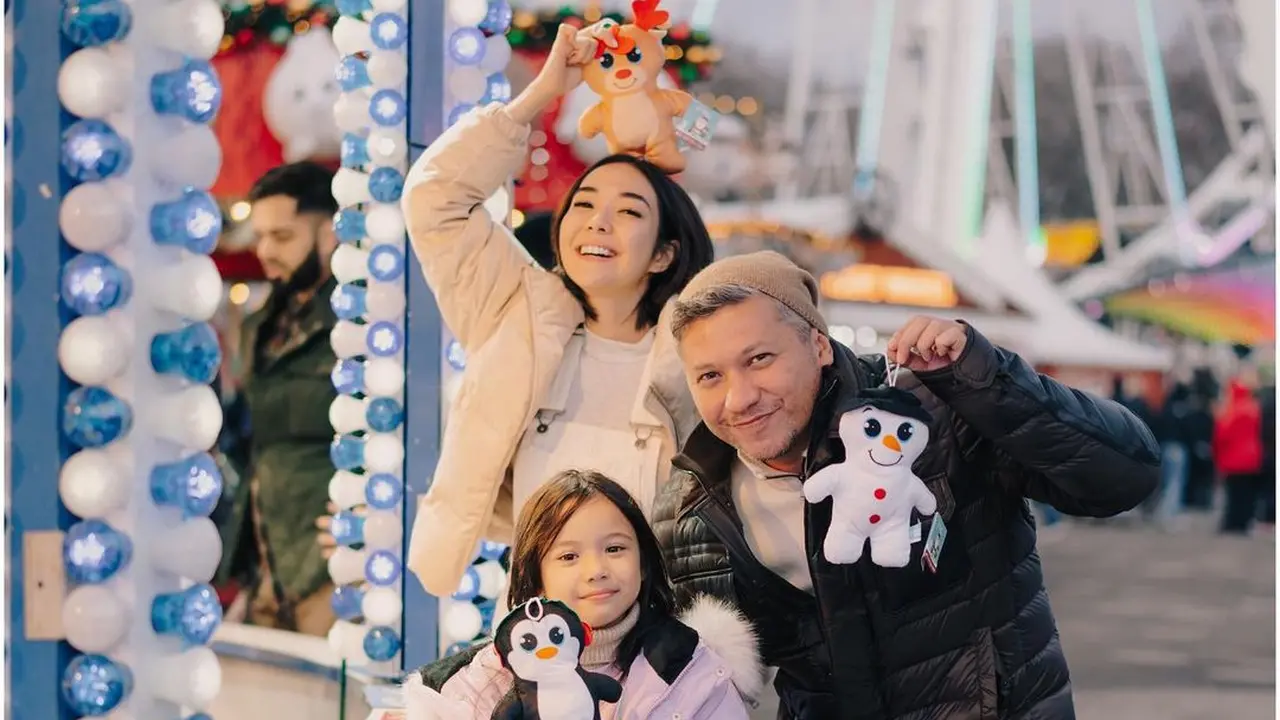Kebersamaan Gading, Gempi dan Gisel saat kunjungi Winter Wonderland di London