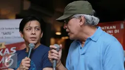 Ariel Noah dan Iwan Fals memberikan keterangan pers saat peluncuran Album Satu di kawasan Menteng, Jakarta, Rabu (11/05/2016). Album Satu ini kolaborasi antara Iwan Fals, Noah, Nidji, D'masiv dan Geisha. (Liputan6.com/Herman Zakharia)