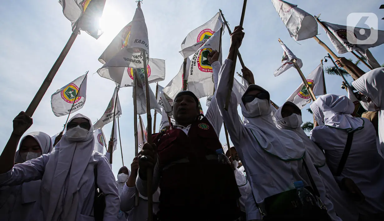 Dalam aksinya, mereka menuntut DPR menunda pembahasan RUU Kesehatan dalam Omnibus Law saat Sidang Paripurna DPR karena dianggap akan merugikan tenaga kesehatan. (Liputan6.com/Faizal Fanani)