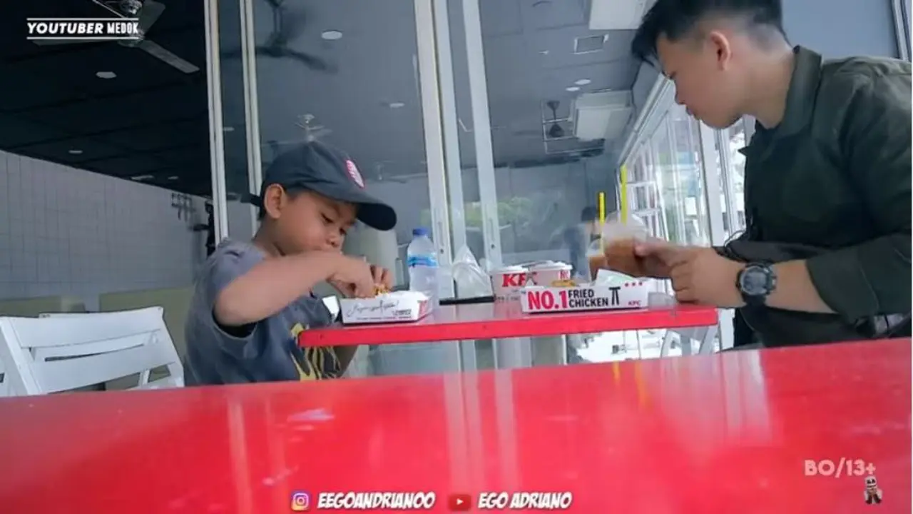 Reaksi Pemulung Cilik Saat Pertama Kali Makan Ayam KFC