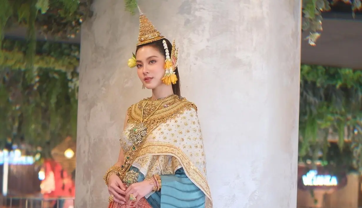 Baifern selalu tampil memesona di berbagai kesempatan. Seperti saat ia dengan cantiknya memakai busana adat tradisional Thailand bernama Chut Thai. Aura kecantikan Baifern sangat terpancarkan hingga membuat para fansnya semakin mengaguminya. (Liputan6.com/IG/@baifernbah)