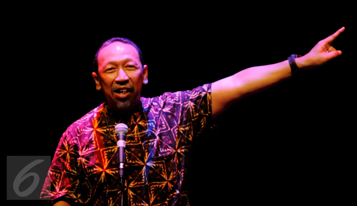 Aktor dan seniman Subarkah Hadisarjana saat mengisi acara 'Wajah Rinduku' di ruang Teater Luwes Institut Kesenian Jakarta, Cikini, Selasa (23/6/2015). Acara tersebut digelar IKJ untuk memperingati 40 hari kepergian Didi Petet. (Liputan6.com/Faisal R Syam)