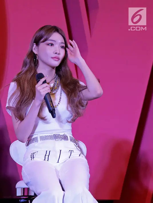 Penyanyi Korea Chung Ha saat menghadiri jumpa pers  “Smartfren WOW Concert 2019” di SCTV TOWER, Jakarta, Jumat (20/9/2019). Konser yang bertajuk "Raih Mimpi Bersama Smartfren" itu menampilkan sejumlah artis nasional dan internasional seperti Chung Ha, Ateez. (Liputan6.com/Herman Zakharia)