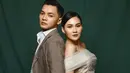 Meski sempat muncul pro kontra soal perbedaan keyakinan, faktanya hubungan mereka selalu mesra hingga kini. Keduanya disebut sebagai pasangan yang punya wajah mirip. (Liputan6.com/IG/@faralljibrill)