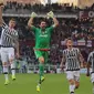  Gianluigi Buffon (tengah) merayakan kemenangan bersama para pemain Juventus pada laga lanjutan Serie A di  di Stadion Olimpico, Turin, Senin (21/3/2016) dini hari WIB. (AFP/Marco Bertorello)