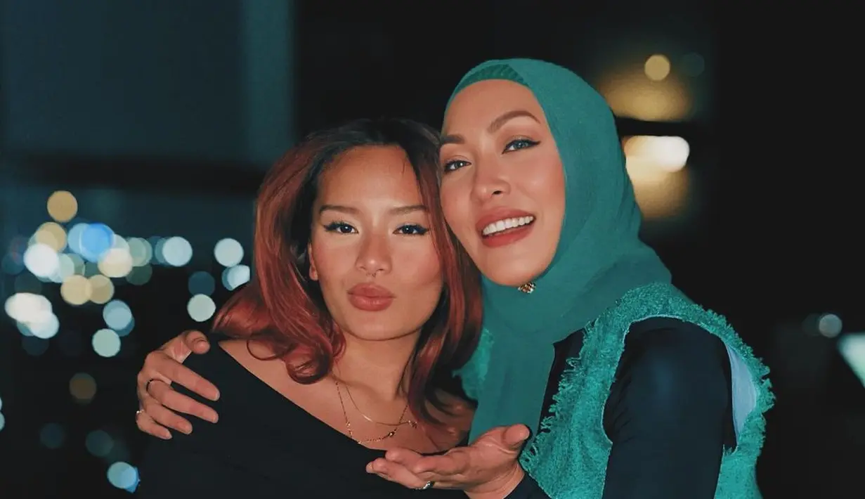 Kakak Aaliyah jauh jauh datang dari Amerika mengenakan kaos lengan panjang hitam dan celana jeans-nya.  [@angelinasondakh09].