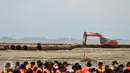 Alat berat juga dikerahkan untuk proyek Reklamasi Teluk Jakarta, Minggu (17/4). Rencananya, Tempat yang menjadi lokasi sumber penghidupan para nelayan Muara Angke itu mulai disulap menjadi daratan. (Liputan6.com/Yoppy Renato)