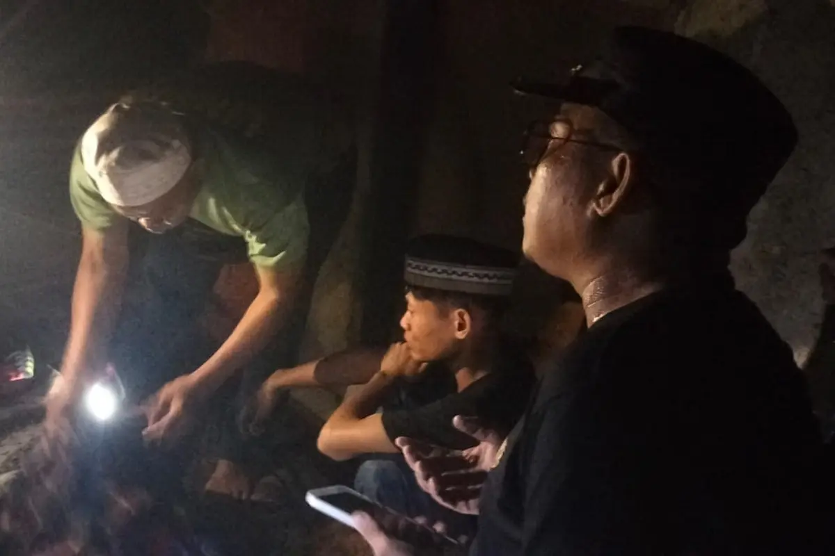 Proses evakuasi warga yang tewas tersengat listrik di Kecamatan Panjang, Bandar Lampung. Foto : (Istimewa).