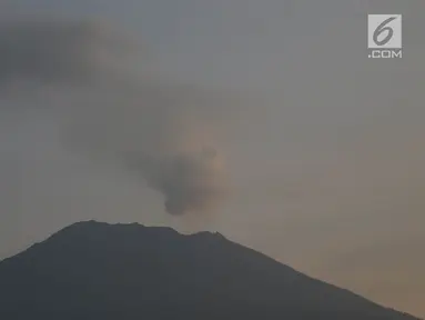 Hembusan asap putih dari kawah Gunung Agung terlihat dari Karangasem, Bali, Rabu (6/12). Pusat Vulkanologi dan Mitigasi Bencana Geologi (PVMBG) menyatakan Gunung Agung masih dalam status level IV atau awas. (Liputan6.com/Immanuel Antonius)