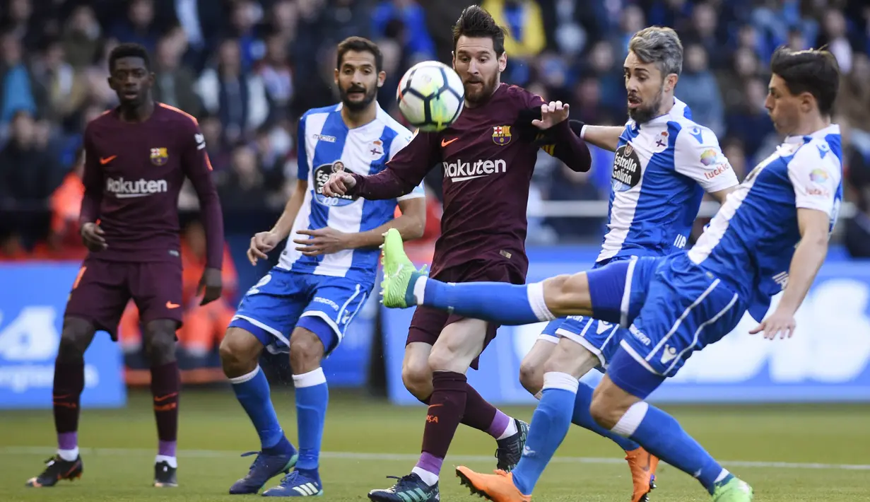 Striker Barcelona, Lionel Messi, berebut bola dengan bek Deportivo La Coruna, Luisinho, pada laga La Liga di Stadion Riazor, Senin (30/4/2018). Barcelona menang 4-2 atas Deportivo La Coruna. (AP/Miguel Riopa)
