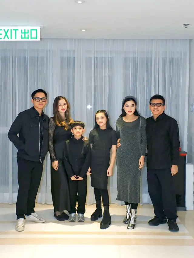 Potret Elegan Keluarga Anang-Ashanty saat Dinner Tahun Baru
