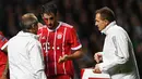 Gelandang Bayern Munchen, Javier Martinez menerima perawatan usai mencetak gol ke gawang Celtic pada pertandingan grup B Liga Champions di Celtic Park di Glasgow (31/10). Munchen menang atas Celtic 2-1. (AFP Photo/Paul Ellis)