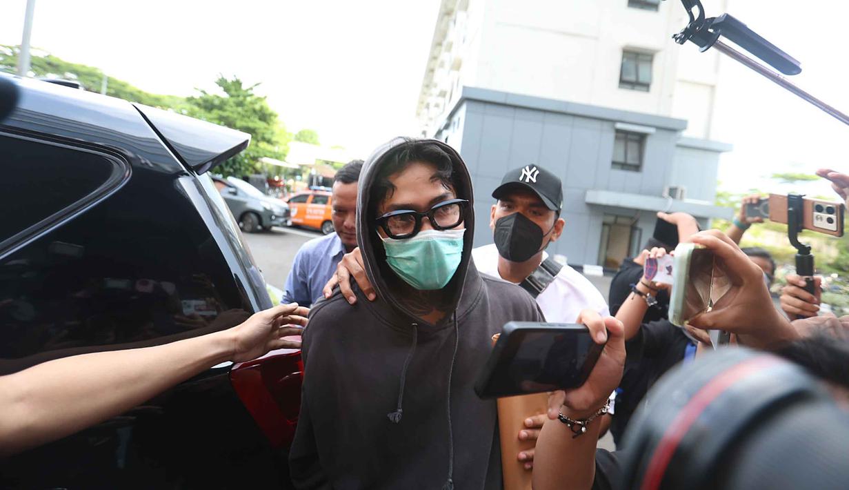 Musisi sekaligus aktor, Onadio Leonardo atau akrab disapa Onad, saat tiba di Polres Jakarta Barat pada Senin (3/11/2025). Sebelumnya, Satresnarkoba Polres Metro Jakarta Barat menangkap musisi dan aktor Leonardo Arya alias Onadio Leonardo atau akrab disapa Onad terkait terkait kasus penyalahgunaan narkoba pada Kamis (30/10) sekitar pukul 22.00 WIB. (Kapanlagi.com/Budy Santoso)