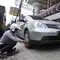 Petugas mencabut pentil ban sebuah mobil yang parkir sembarangan di depan Thamrin City, Jakarta, Jumat (4/12). &copy;2015 merdeka.com/arie basuki