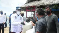 Wali Kota Manado Vicky Lumentut bersama rombongan membawa langsung bantuan ke Kecamatan Bunaken Kepulauan.