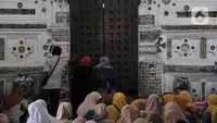 Peziarah berdoa saat berziarah ke makam Sunan Gunung Jati di Cirebon, Jawa Barat, Kamis (31/3/2022). Makam Sultan Syarif Hidayatullah atau Sunan Gunung Jati merupakan salah satu lokasi yang ramai didatangi para peziarah sebagai tradisi jelang bulan suci Ramadhan. (merdeka.com/Iqbal S. Nugroho)