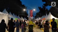 Pengunjung menikmati produk yang ditawarkan 24 Kios UMKM pada Festival #IniJakarta 2022 di kawasan Kota Tua, Jakarta, Sabtu (17/9/2022). Festival #IniJakarta 2022 berlangsung selama tiga hari 16-18 September 2022. (Liputan6.com/Magang/Aida Nuralifa)