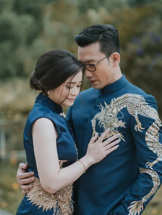<p>Begini mesranya pasangan yang menikah di Green Forest Resort, Bandung pada 2020 lalu saat pakai busana biru bermotif naga. Olivia yang merupakan wanita berdarah Indonesia-Singapura itu elegan dengan dress tanpa lengan. (Liputan6.com/IG/@sumargodenny)</p>
