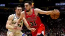 Pebasket Chicago Bulls, Tomas Satoransky, berusaha melewati pebasket Milwaukee Bucks pada laga NBA di United Center, Selasa (31/12/2019). Milwaukee Bucks menang 123-102 atas Chicago Bulls. (AP/Matt Marton)