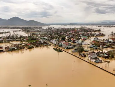 Foto udara menunjukkan banjir yang melanda permukiman warga setelah topan Bualoi melewati komune Lam Thanh di Provinsi Nghe An, Vietnam pada 30 September 2025. (Phan Duy/AFP)