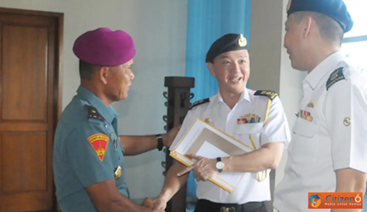 Citizen6, Surabaya: Wadan Kobangdikal Brigjen TNI (Mar) Sturman Panjaitan menerima kunjunngan SOEP Republic of Singapure Navy (RSN) di Ruang Lobby Gedung Kihadjar Dewantara, Kesatrian Bumimoro Kobangdikal, Senin (1/10). (Pengirim: Penkobangdikal)