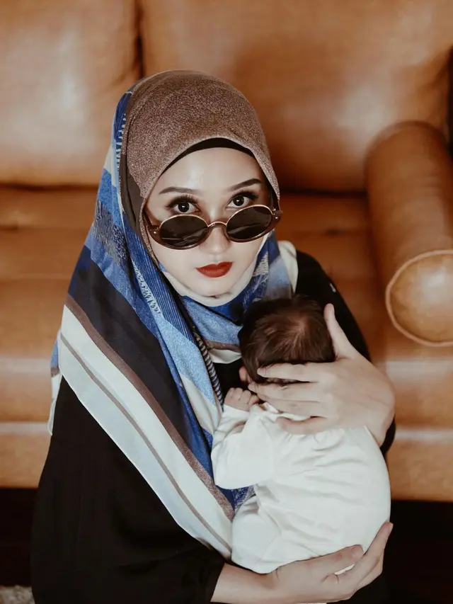 Stylish Banget, Ini 6 Gaya Dian Pelangi saat Momong Anak yang Curi Perhatian
