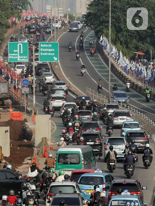 Berkaca saat pandemi COVID-19, penerapan WFH dinilai menurunkan tingkat kemacetan secara drastis. Sehingga, diharapkan kebijakan WFH bisa berjalan bersama pengaturan jam kerja. (Liputan6.com/Herman Zakharia)