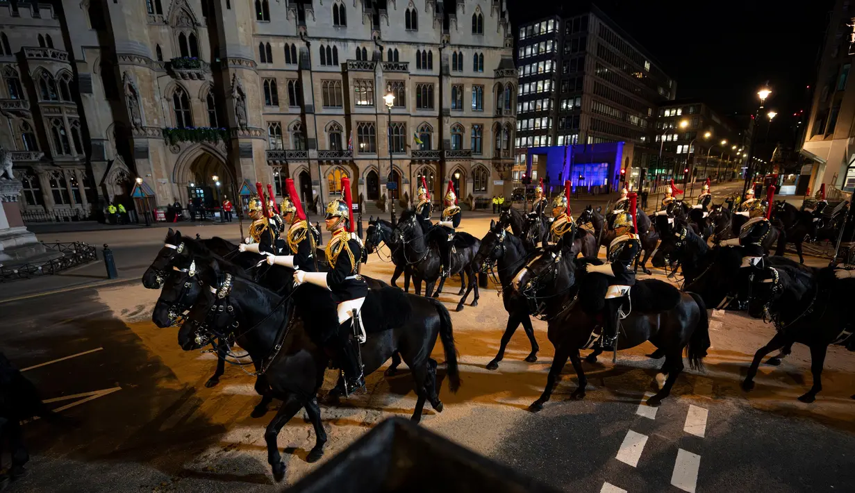 Anggota militer berkuda mengakhiri prosesi gladi resik penobatan Raja Charles III di pusat kota London, Rabu dini hari, 3 Mei 2023. (AP Photo/Andreea Alexandru)