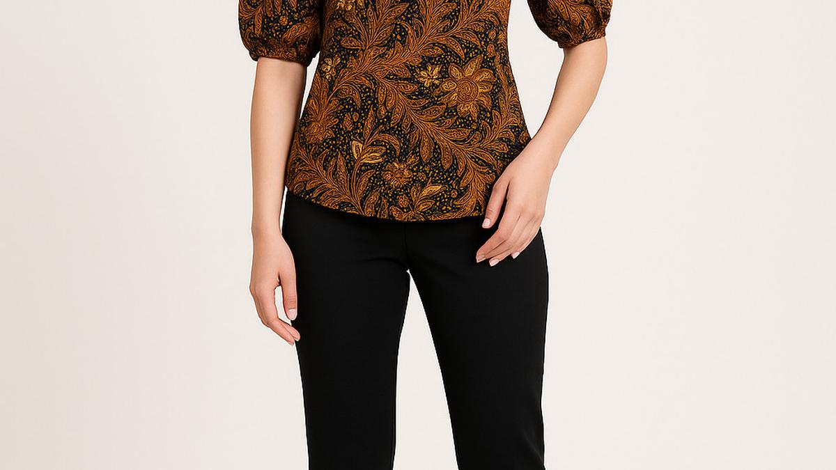 8 Model Kemeja Batik Slimfit Lengan Puff, Jadi Outfit Ngantor Hingga Hangout