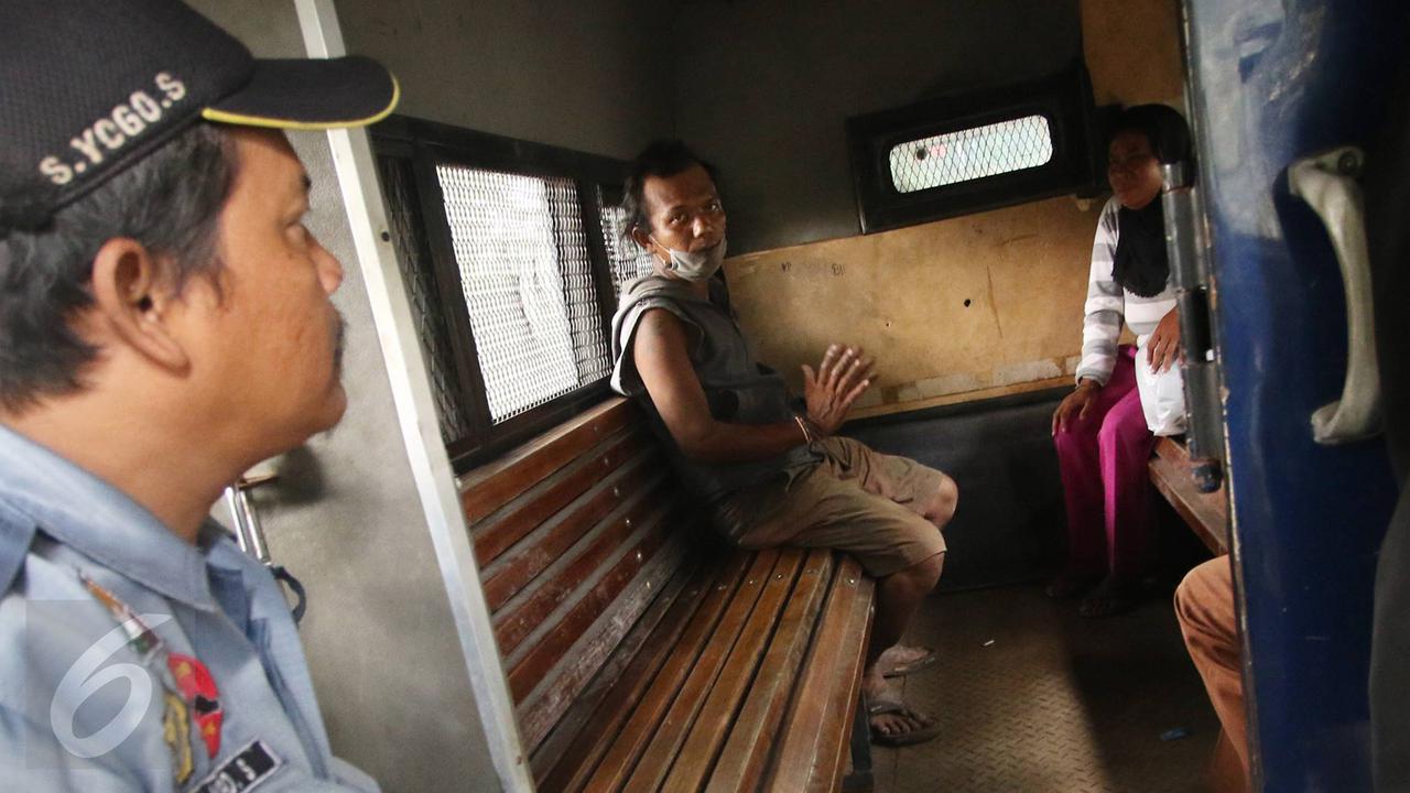 Diduga Pengemis Wanita Ini Dibawa Petugas Dinas Sosial-Jakarta-Immanuel Antonius-20170308
