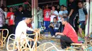 Capres nomor urut 01 Joko Widodo atau Jokowi (kiri) berbincang dengan perajin saat meninjau industri rotan rumahan di Desa Tegalwangi, Cirebon, Jawa Barat, Jumat (5/4). Jokowi mengatakan perlu semacam Bulog untuk menangani stok bahan baku rotan yang kadang susah. (Liputan6.com/Angga Yuniar)