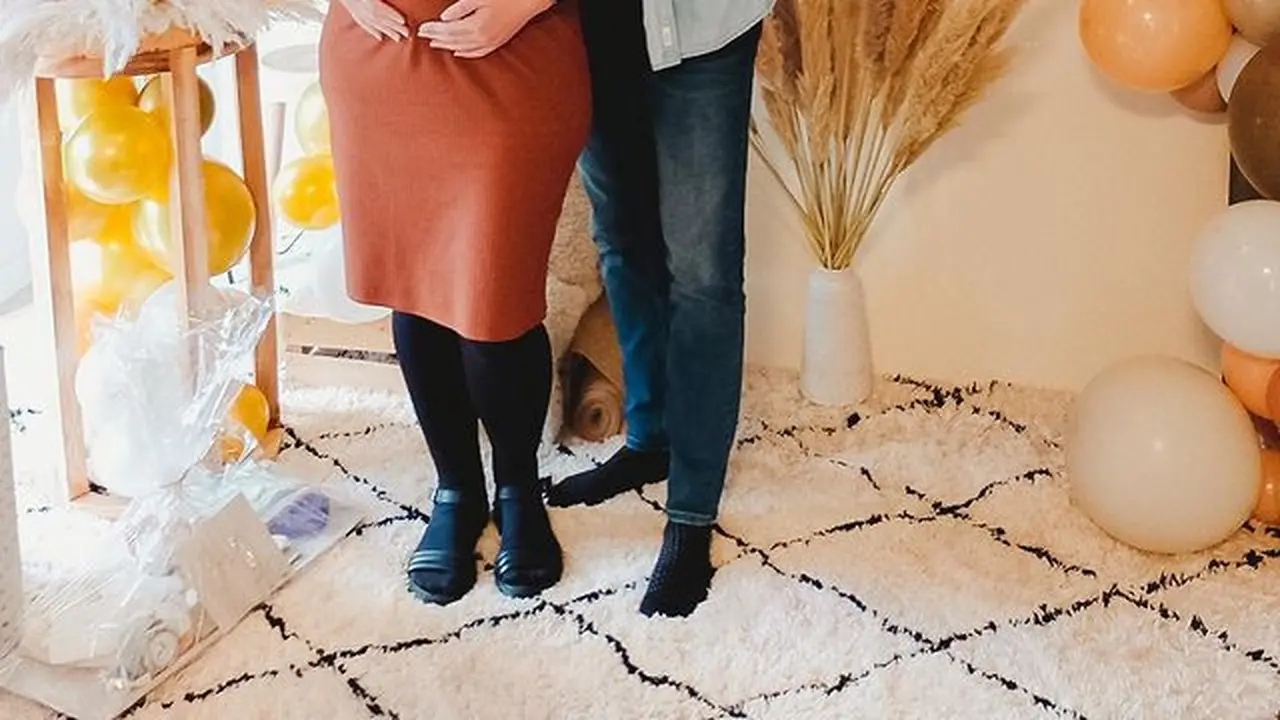 Gaya Kasual Gracia Indri yang Dapat Kejutan Baby Shower dari Keluarga dan Sahabat