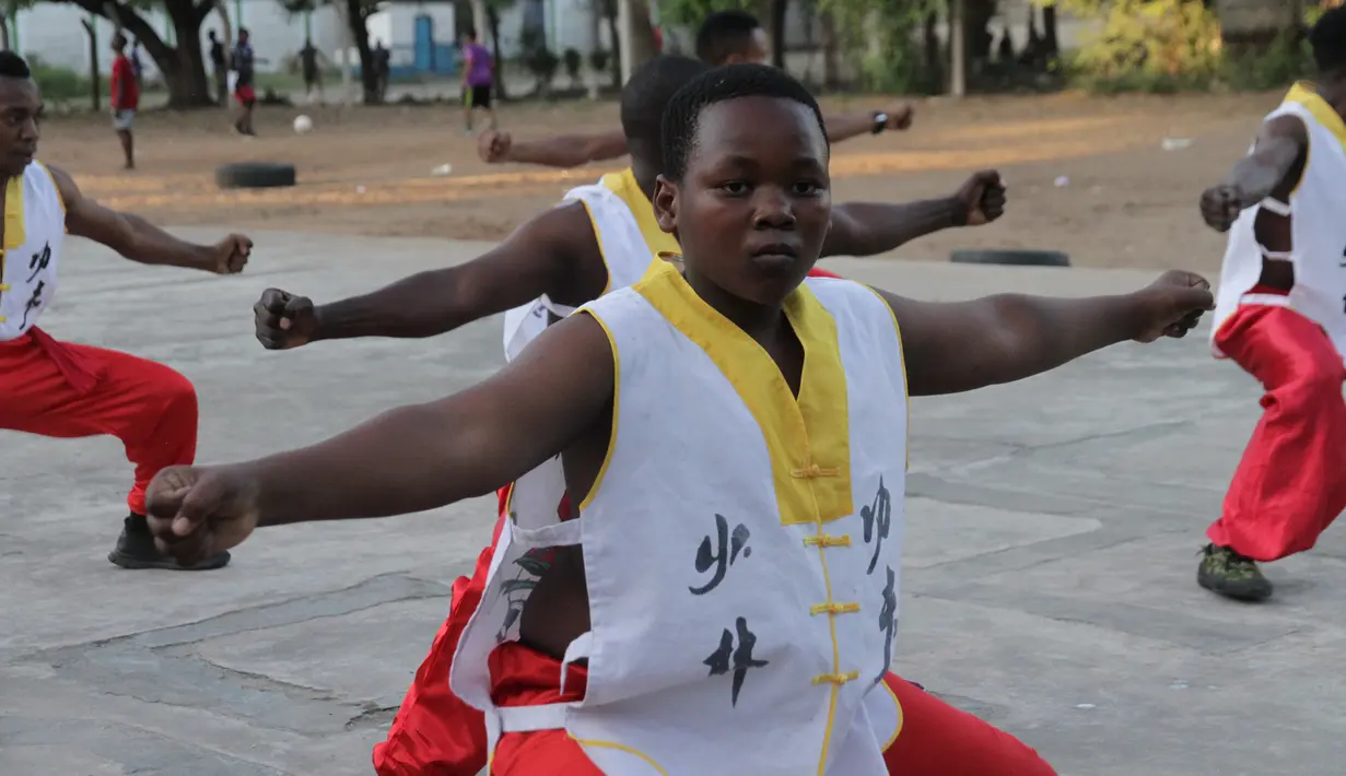Sejumlah pemuda Tanzania dari Dragon Warriors Club berlatih kungfu di pusat kota Dar es Salaam, Tanzania, pada 25 Agustus 2020. Kungfu, seni bela diri China semakin populer di kalangan anak muda Tanzania. (Xinhua)