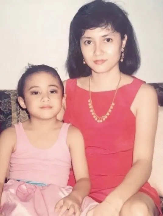 <p>Nyatanya, Luki sudah tampak cantik di usia mudanya mengenakan dress merah ditambah aksesori kalung dan anting. Dengan rambut hitam berponinya.&nbsp;@viramunaf</p>