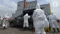 Petugas bersiap melakukan penyemprotan cairan disinfektan di Wisma Atlet Kemayoran, Jakarta Pusat, Sabtu (21/3/2020). Wisma Atlet Kemayoran bakal dijadikan tempat isolasi pasien virus corona COVID-19. (merdeka.com/Imam Buhori)