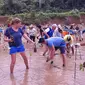 Turis asing juga ikut program bersih pantai di Sulut (Liputan6.com / Yoseph Ikanubun)