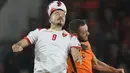 Bertindak sebagai tuan rumah, Timnas Belanda langsung tampil menekan sejak bola digulirkan. (Foto: AP/Peter Dejong)