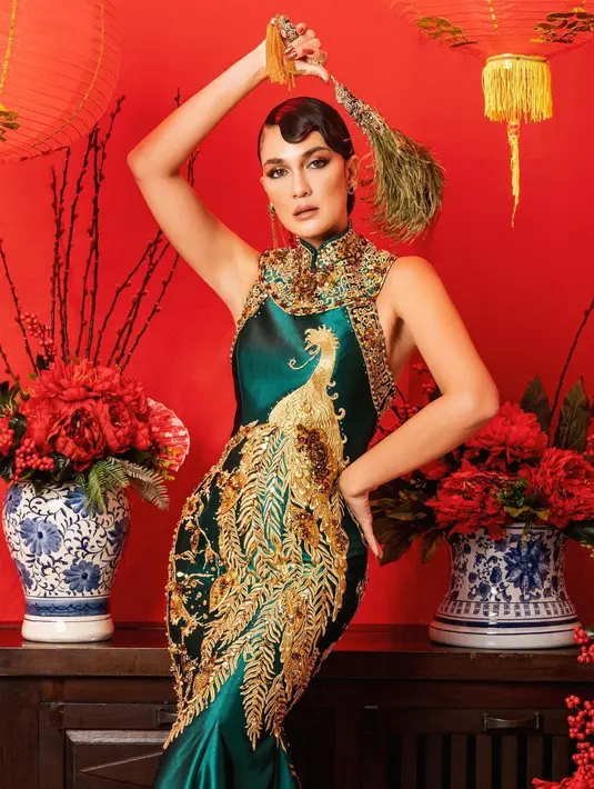 Luna Maya tak pernah gagal untuk tampil memesona. Dalam balutan cheongsam berwarna hijau dengan bordiran yang ramai nan mewah berwarna kuning keemasan, Luna Maya tampil bak putri kerajaan Cina. Foto: Instagram.