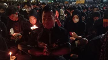 Aremania Doa Bersama dan Tuntut Pelaku Penembakan Gas Air Mata Diadili