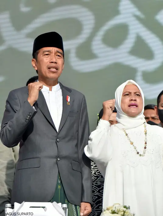 <p>Presiden Joko Widodo atau Jokowi bersama Ibu Negara Iriana saat menghadiri acara satu abad Nahdlatul Ulama (NU) di Sidoarjo, Jawa Timur, Selasa (7/2/2023). Jokowi menilai NU sebagai organisasi Islam terbesar di dunia layak berkontribusi untuk masyarakat internasional. (Biro Pers Istana Kepresidenan/Agus Suparto)</p>