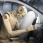 Ilustrasi pengendara dalam bentuk robot memperlihatkan fungsi airbag. (Foto: Shutterstock)