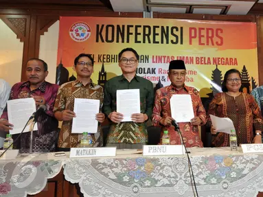 Tokoh lintas Agama menunjukan pernyataan sikapnya saat menggelar Konferensi Pers di PBNU, Jakarta, Jumat (15/1/2016). Preskon ini terkait Apel Kebhinnekaan Lintas Iman Bela Negara "Menolak Radikalisme, Terorisme dan Narkoba" (Liputan6.com/Johan Tallo)