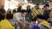 Wakil Presiden Republik Indonesia, Gibran Rakabuming Raka, menyapa calon jemaah haji Kelompok Terbang (Kloter) 12 di Aula 1 Madinatul Hujjaj, Asrama Haji Medan