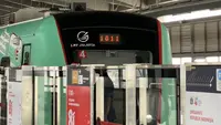 Sehari setelah resmi beroperasi, LRT Jakarta rute Manggarai-Kelapa Gading mulai dijajal penumpang dengan beragam tujuan. (Liputan6.com/Nadia Anatasya)