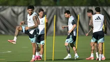 Bek Argentina Cristian Romero (kiri), penyerang Lionel Messi (tengah) dan rekan satu timnya mengikuti sesi latihan untuk turnamen sepak bola Piala Dunia 2026 di Sporting KC Training Center, Kansas City pada Kamis 11 Juni 2026. (JUAN MABROMATA/AFP)
